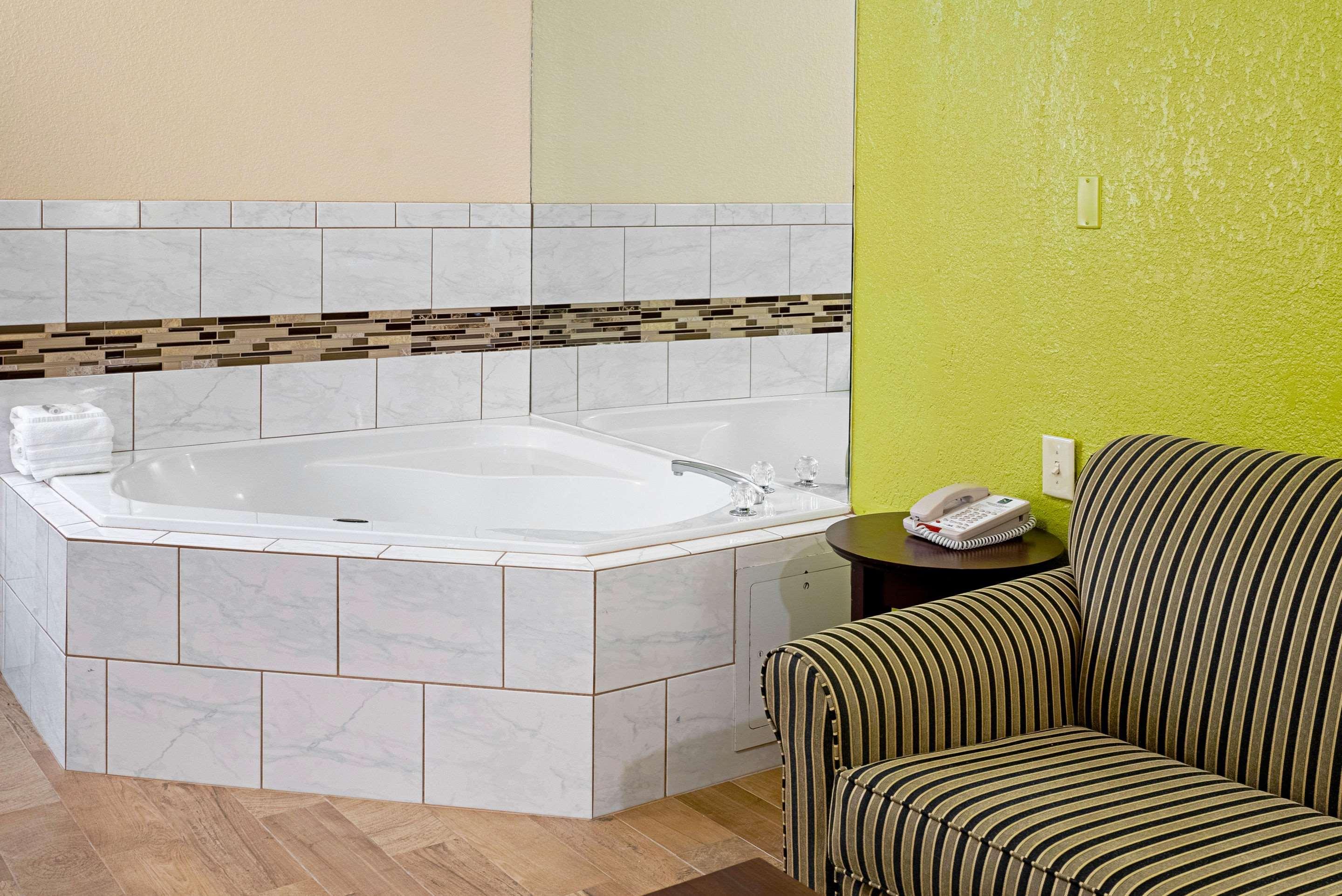 Quality Inn & Suites Robbinsville Buitenkant foto